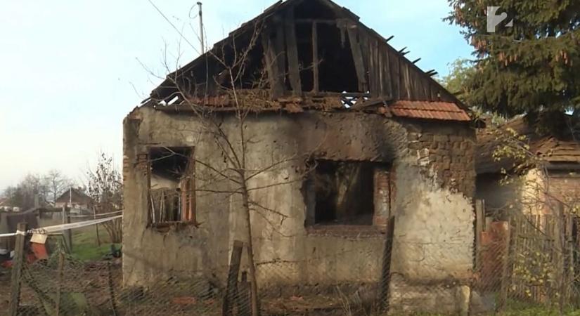 Kirobbantak a ház ablakai a tűzben, az idős adácsi házaspár kimenekült  videó