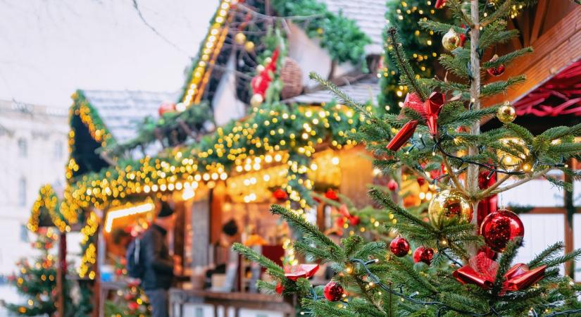 Az adventi koszorú és karácsonyfa hirdeti az ünnep közeledtét Tiszaföldváron
