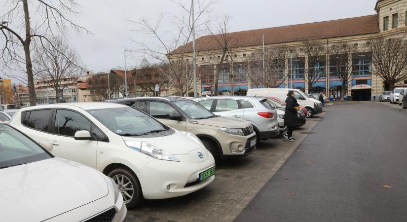 Az adventi időszakban a szokásosnál is zsúfoltabbak a parkolók Pécsen – panaszkodnak olvasóink