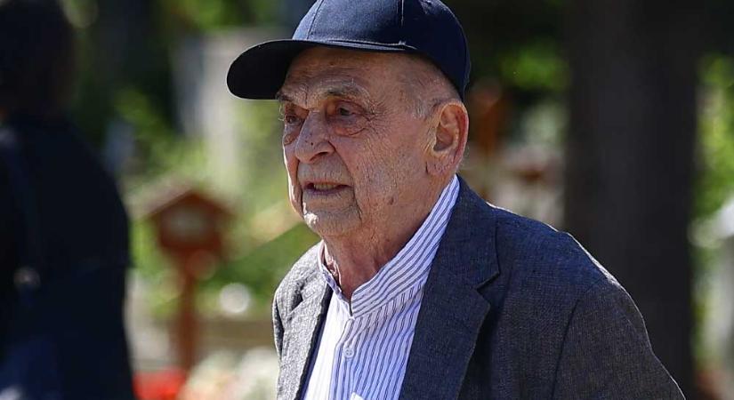 Majd’ kicsattan az egészségtől Bodrogi Gyula, 88 évesen saját autójával jár munkába