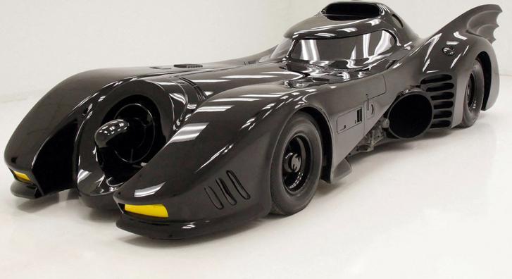 Elárverezik Batman ikonikus autóját, amibe egy valódi lángszórót építettek
