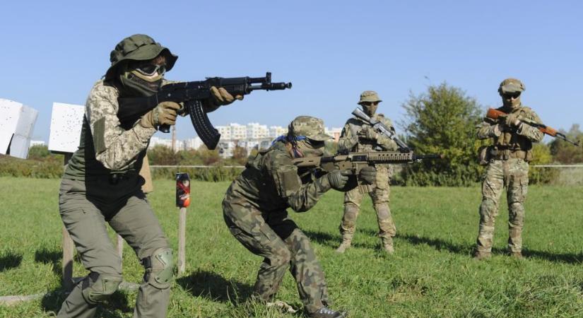 Civileknek szóló katonai alapkiképzést tartottak Oroszországban (videó)
