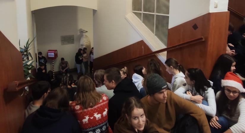 Egész napos ülősztrájkot tartanak a diákok a pécsi Janus Pannonius Gimnáziumban