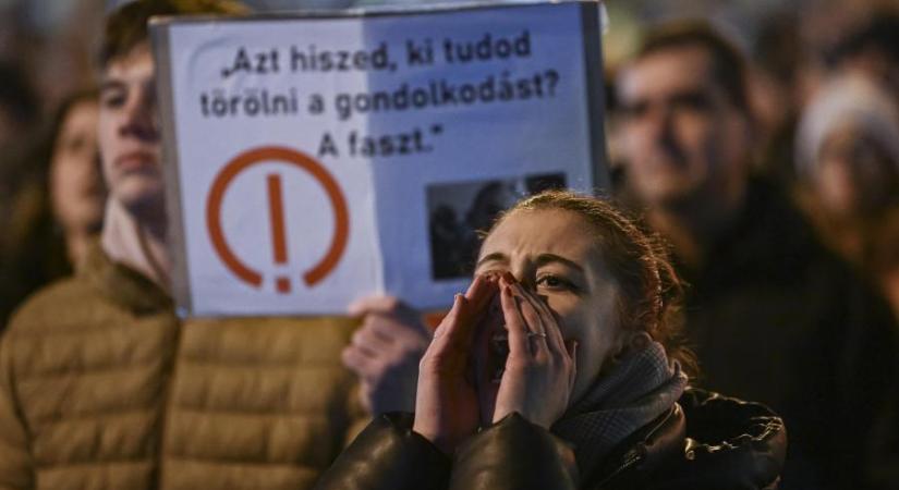 Már az Európai Bizottság is felfigyelt a kirúgott magyarországi tanárok ügyére, jött is egy telefonhívás