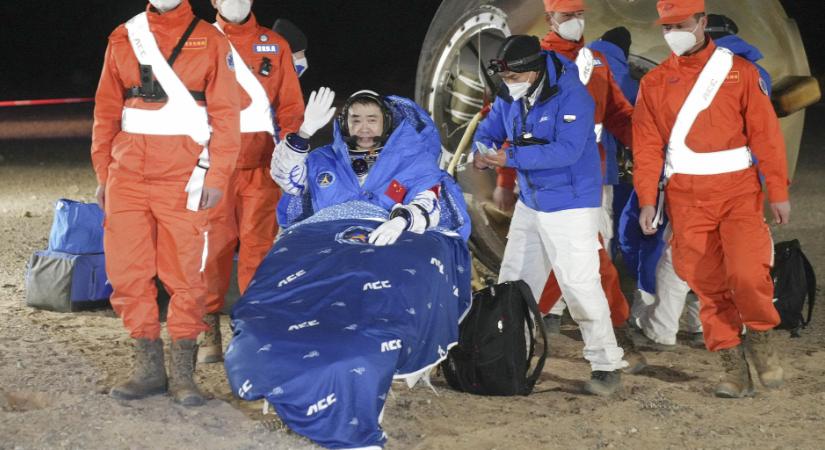 Így tért vissza a földre a kínai űrmisszió űrhajósa a Szencsu-14 visszatérő kapszulájával