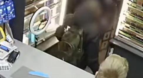 Késsel fenyegetőzött a mobiltelefon-üzletben, elkapták a rendőrök – videó