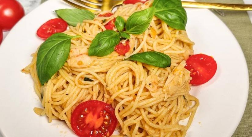Fokhagymás spagetti percek alatt: pirított mandulaszeletek gazdagítják