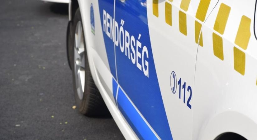 Előzés közben történt a baj: villanyoszlopnak ütközött egy autó Újszászon