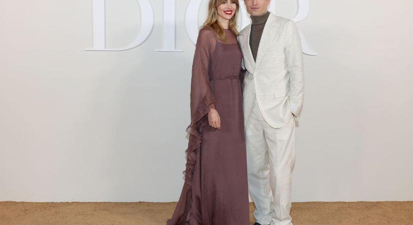 A pillanat, amire 4 éve várunk: Robert Pattinson végre megmutatta barátnőjét a vörös szőnyegen