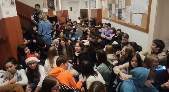 Egy pécsi gimnáziumban egész napos ülősztrájkot tartanak a diákok