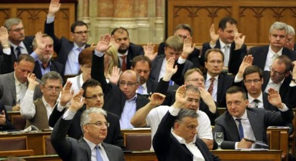A Fidesz nyilatkozatot akar megszavaztatni arról, hogy Magyarország elkötelezett az unió pénzügyi érdekeinek védelme mellett