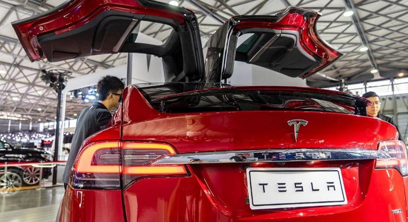 Csökkenti a termelést kínai gyárában a Tesla