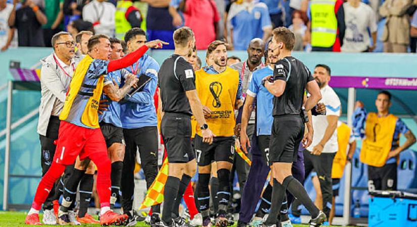 Foci-vb: egy FIFA-alkalmazott lekönyökléséért 15 meccses eltiltást is kaphat az uruguayi védő