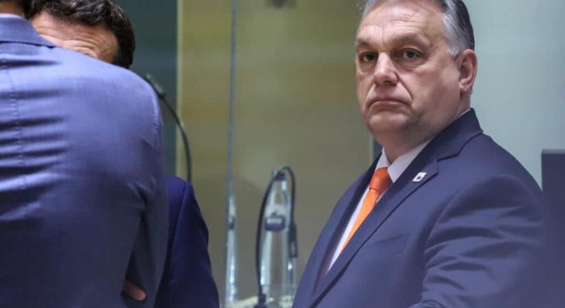 Orbán Viktor mondatait kritizáló WC-papírral pakolták tele egy kecskeméti gimnázium mosdóit