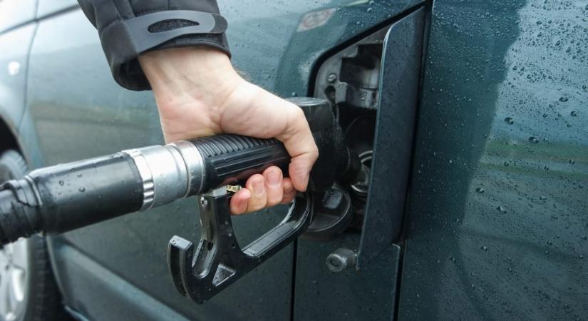 Nem változik az üzemanyag ára a hét közepén, az ellátás viszont továbbra is kérdéses