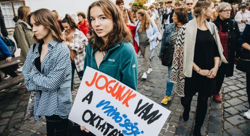 Egész napos ülősztrájkot tartanak a diákok a budapesti Fazekas Mihály Gimnáziumban és a pécsi Janus Pannonius Gimnáziumban