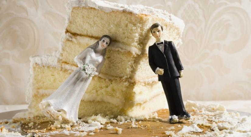 Irtóra beégett szexinek szánt esküvői tortájával a menyasszony
