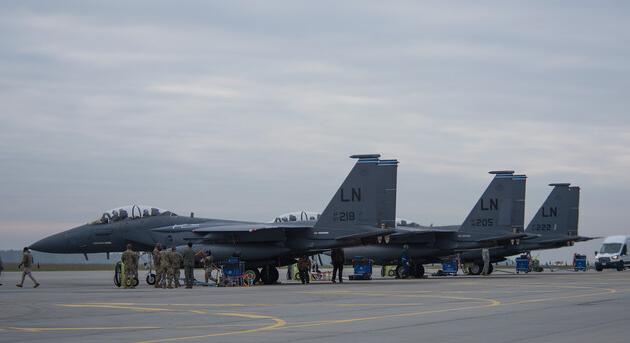 Az USA F-15-ös vadászrepülőket szállított Lengyelországba