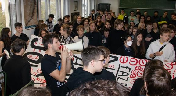 Több száz diák sztrájkol a Fazekas Mihály Gimnáziumban