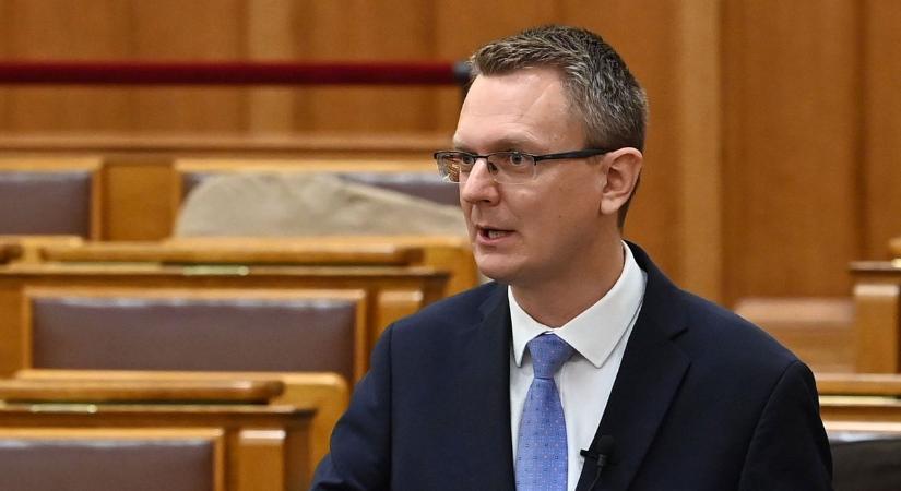 Rétvári: Az MSZP akkor nem tiltakozott, amikor miniszterelnök-jelöltje a minimálbér eltörléséről beszélt