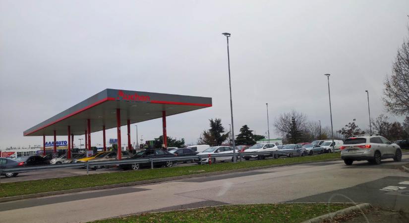 Az Auchannál tényleg lehet még tankolni? Megszólalt a boltlánc, ezt üzenik az autósoknak