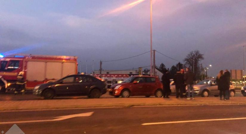 Négy autó ütközött Győrben