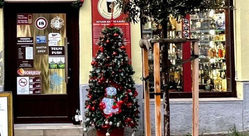 Ellopták a világító hóembert a pécsi Ferencesek utcájából