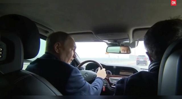 Vlagyimir Putyin keresztülautózott a két hónapja lerombolt krími hídon