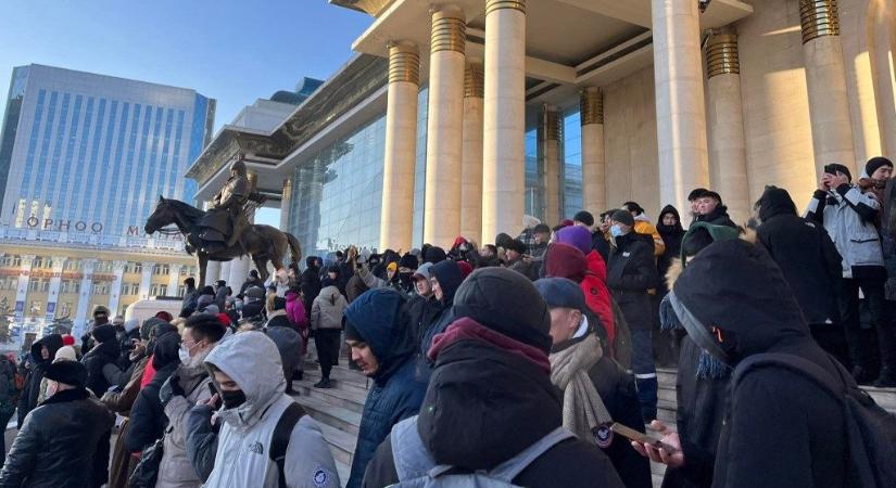 Tüntetők törtek be a mongol kormány épületébe