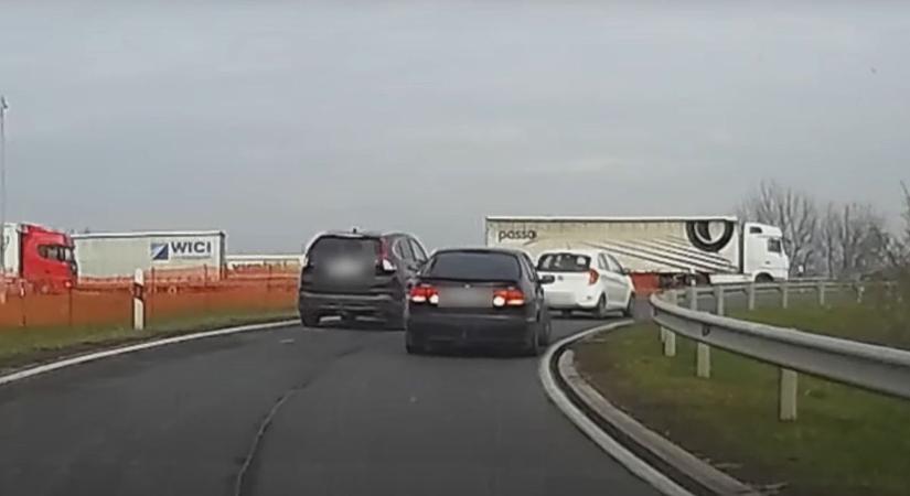 Szürreális látvány: az M1-es felhajtóján tolatott vissza a sofőr (videó)