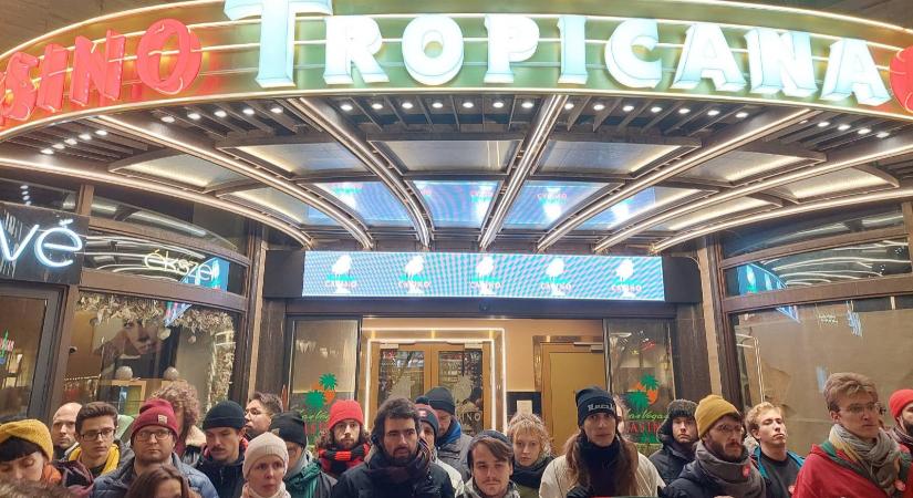 Blokád alá vette a Tropicana kaszinót a Szikra Mozgalom
