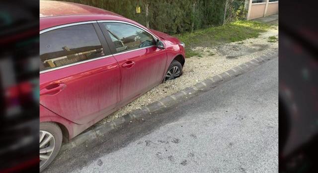 Most egy autó egyik kerekét nyelte el a föld, korábban egy nő alatt szakadt be az út Debrecenben