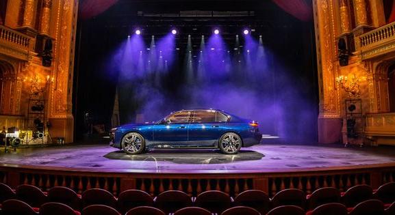 A BMW kiállítótere lett az Operaház nagyszínpada