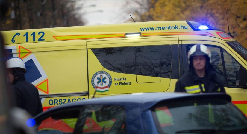 Villamos és autó karambolozott Debrecenben, mentők, tűzoltók rohantak a helyszínre