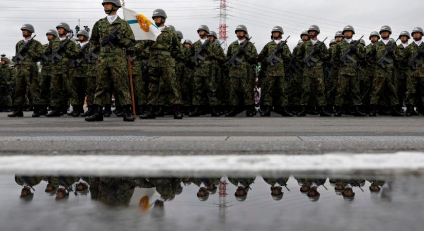 Jelentősen növeli honvédelmi kiadásait a japán kormány