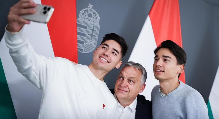 Orbán Viktor közös fotóval búcsúzott a távozó Liu testvérektől