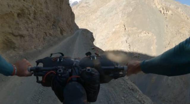 Több ezer kilométer tekerés, életveszélyes kalandok, kiutasítás – pakisztáni expedíciójáról mesélt Zichó Viktor