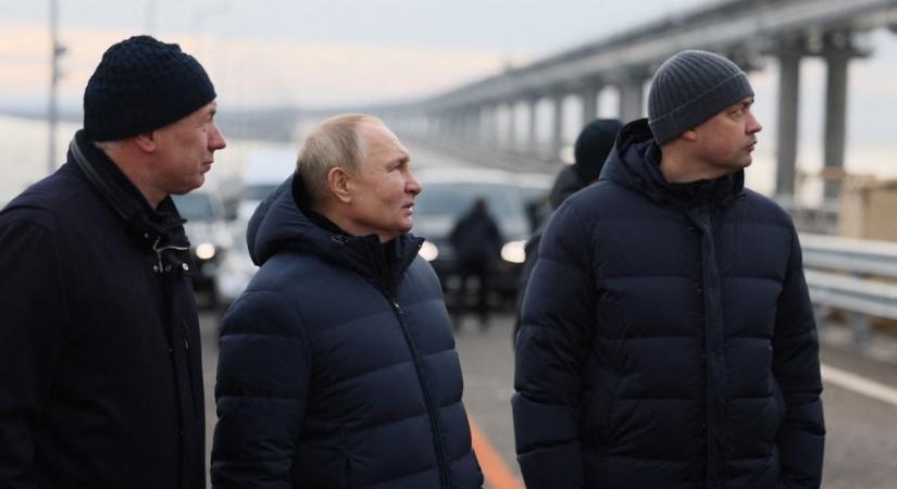 Putyin beült egy S-Mercibe és végigment a nemrég felrobbantott krími hídon (videó)