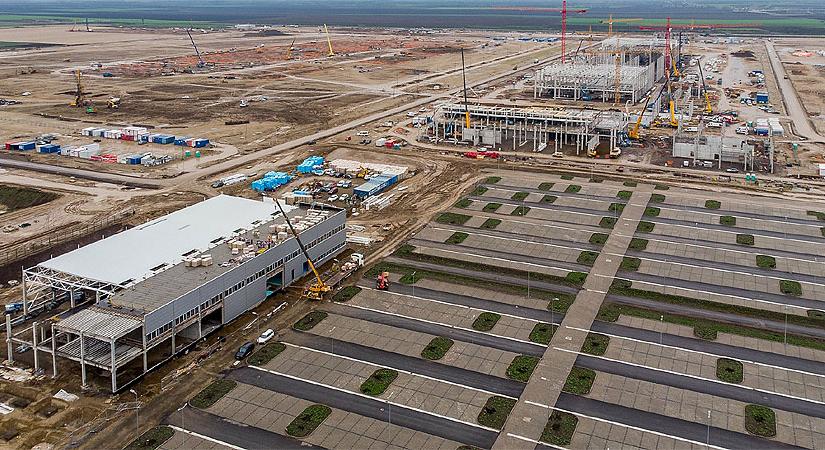 Már építik a debreceni BMW-gyár legnagyobb épületét is – fotókkal