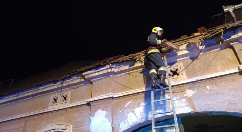 Bedőlt egy ház teteje Csepregen - Az épületet elkerítették - fotók
