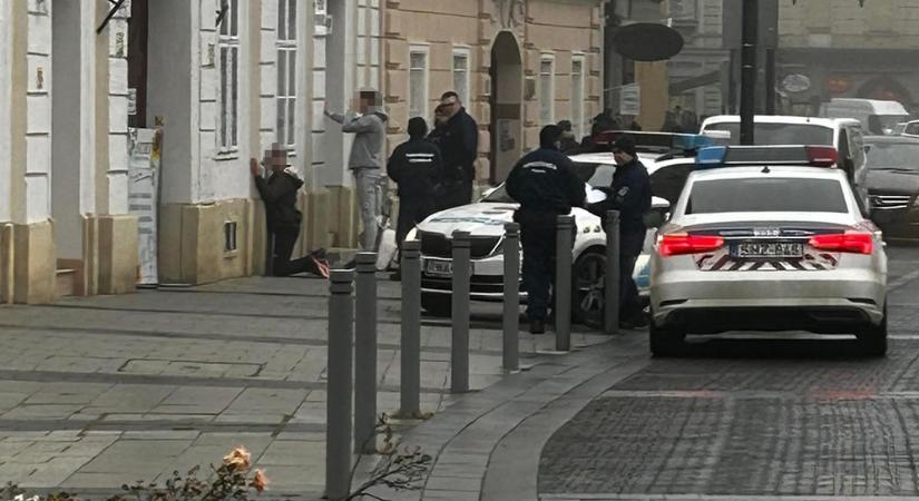 Térdre kényszerítve fogtak el két férfit a rendőrök a szombathelyi Széchenyi utcában