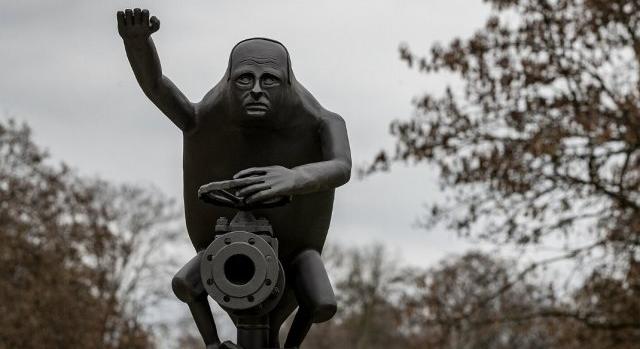 Goblin módban ábrázolja Vlagyimir Putyint egy szobor Csehországban