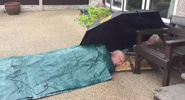 Egy 85 éves rákos beteg elesett, majd hét órát feküdt a földön szakadó esőben amíg a mentőre várt