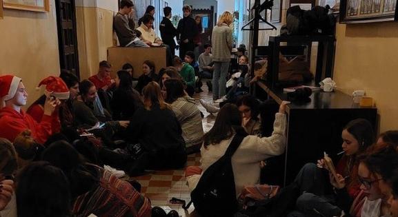 Ülősztrájkoltak a diákok a Toldy Ferenc Gimnáziumban