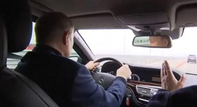 Vlagyimir Putyin szemrevételezte a helyreállítási munkálatokat a krími hídon