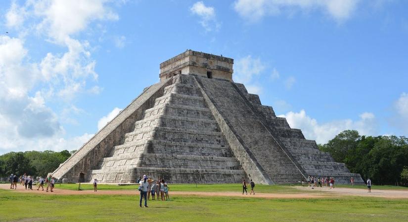 Nagyon megbírságolták Mexikóban egy piramisra felmászó nőt