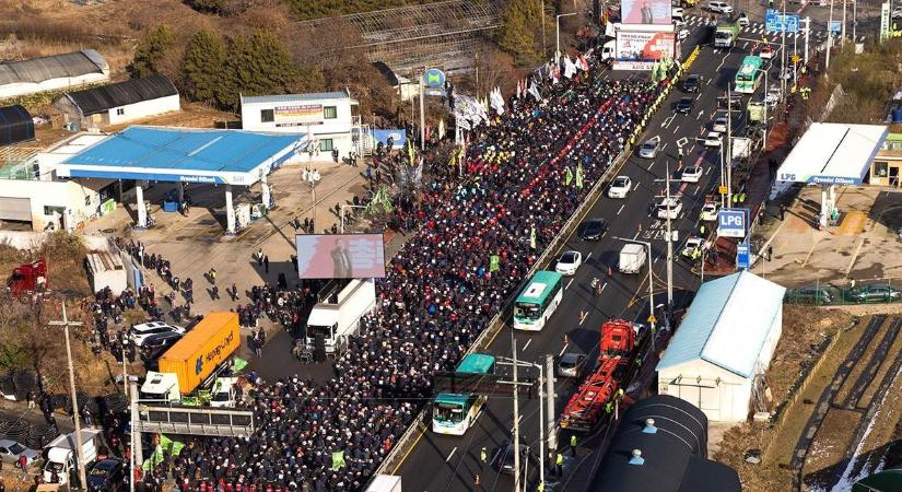 A kamionosok sztrájkja miatt elfogy az üzemanyag Dél-Koreában