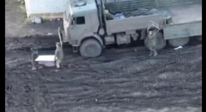 Videón, ahogy az orosz katonák megfújnak egy fürdőkádat