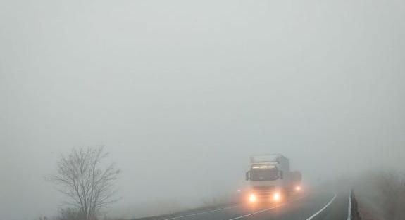 Köd rontja a látási viszonyokat, jegesednek az utak