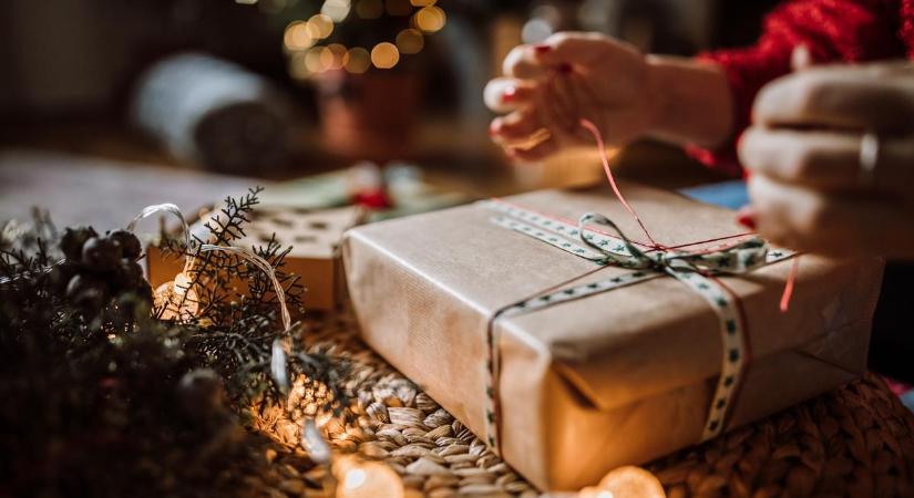 Karácsony 2022: Így csomagoljuk be a karácsonyi ajándékokat néhány perc alatt (videó)